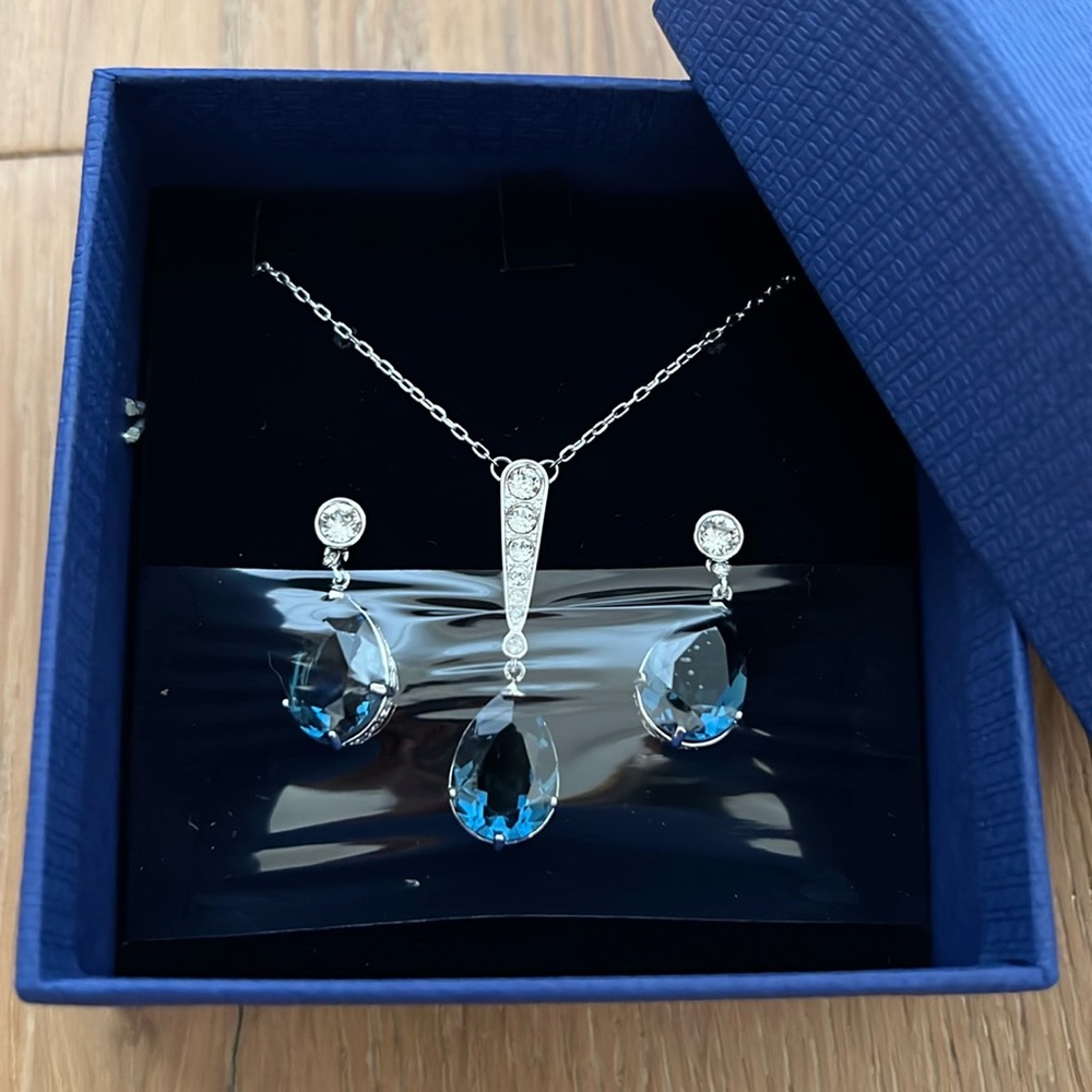 Swarovski necklace earring set
